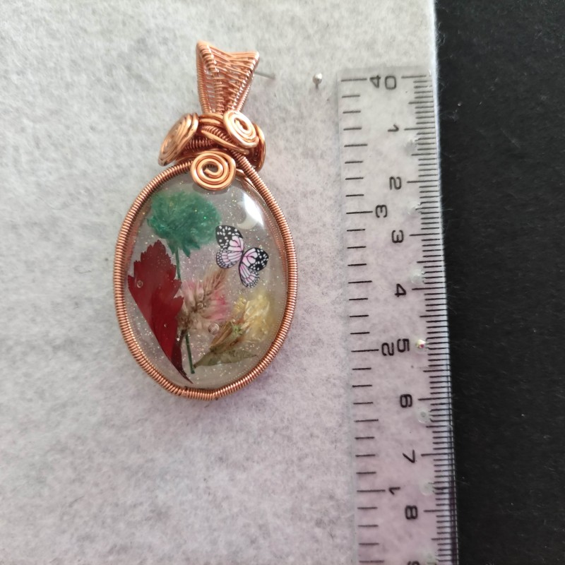 Colgante de resina con flores naturales.